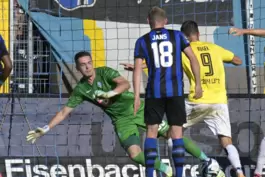 Lucas Röser (in Gelb) erzielt gegen Waldhof Torwart Lucien Hawryluk 1:0 für Ulm