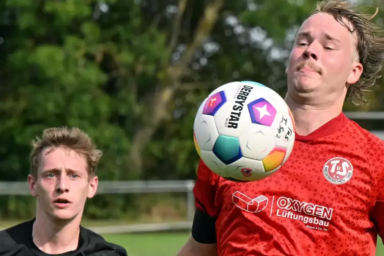 Der Niederkirchener Finn Klohr (rechts) gewinnt diesen Zweikampf gegen German Sergeevic Ochs.
