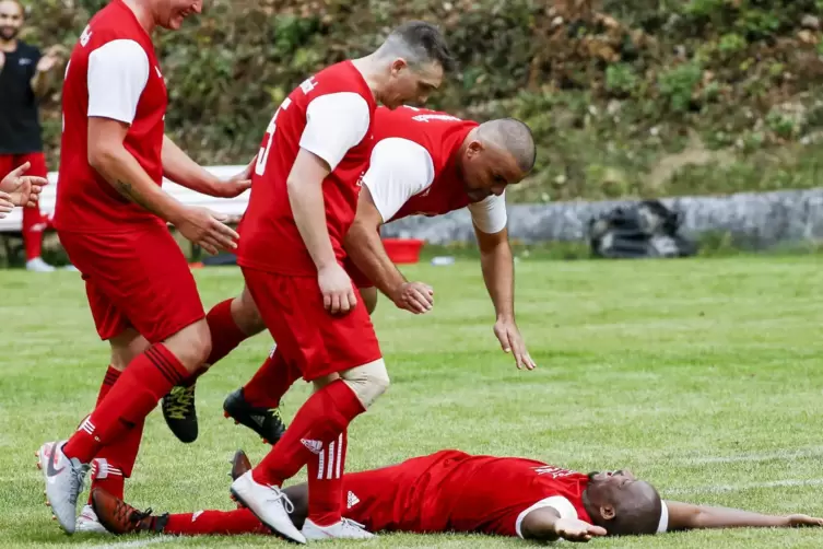 Vander Nascimento da Costa Frota (am Boden) erzielte zwei Treffer beim Mehlbacher Sieg gegen die SG Eintracht Kaiserslautern.