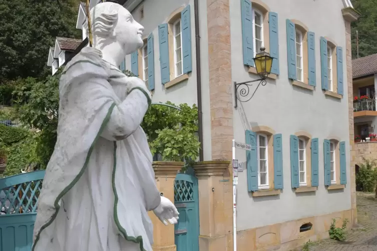 Der Eingang zur Franz-Kugler-Stra&szlig;e beim Marienbrunnen. 