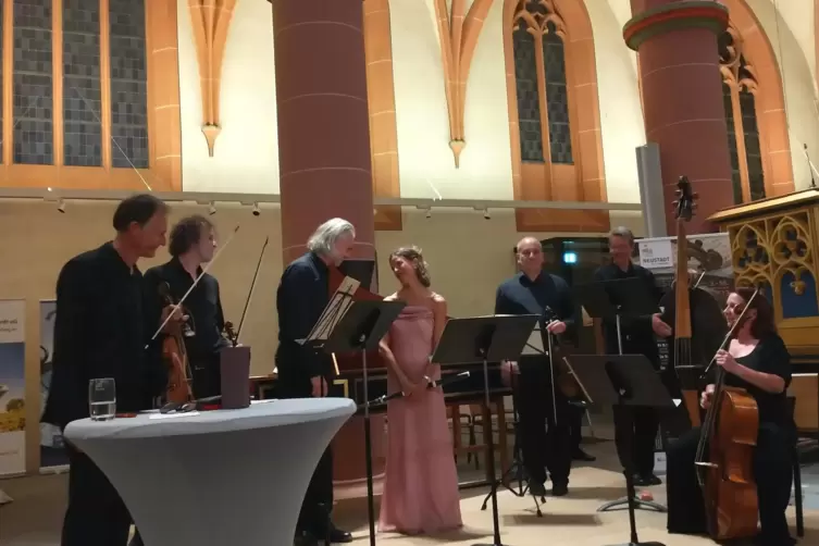 Das Main-Barockorchester mit Anita Laflamme und links von ihr Simon Reichert, dem künstlerischen Leiter des Neustadter Herbstes.