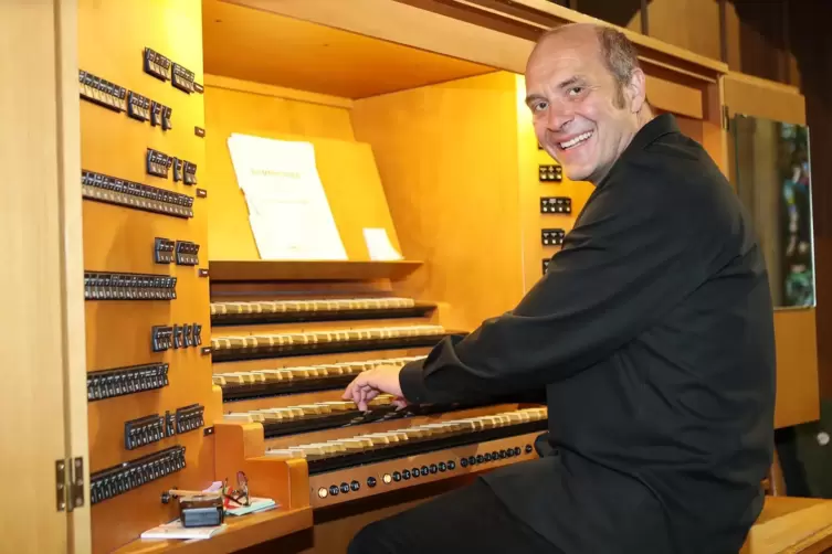 Robert Sattelberger an der Orgel der Gedächtniskirche.