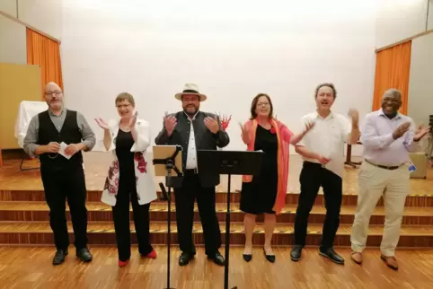 Das Finallied „Im weißen Rössl“ singen alle gemeinsam (von links): Oboist Walther Theisohn, Sopranistin Beate Günther, Pfarrer W