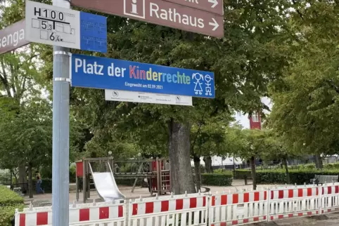 Barrieren, wie man sie sonst an Baustellen vorfindet, umzäunen den Kinderspielplatz am Goetheplatz.