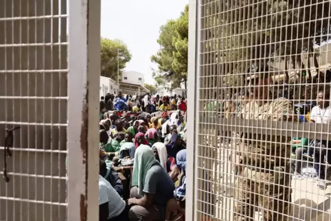 Flüchtlingslager auf Lampedusa: Auf der italienischen Insel vor der Küste Tunesiens sind alleine in der vergangenen Woche rund 1