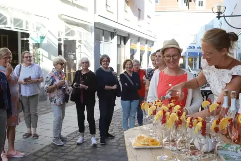 Der Glücksspaziergang führte die Teilnehmer durch die Stadt. Landau hat es Autorin Katja Edelmann (Zweite von rechts) besonders 