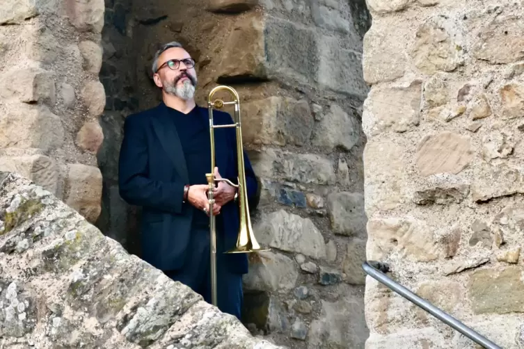 Teil einer Urauff&uuml;hrung: Bei der &bdquo;Waldmusik&ldquo; von Bernd Thewes verteilten sich Musiker &uuml;ber das Burggel&auml;nde. 