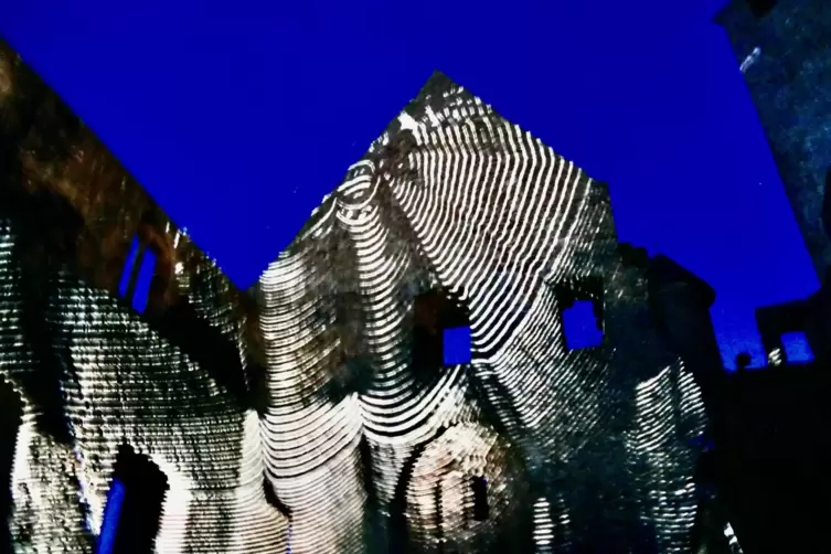 Als Abschluss pr&auml;sentierten John Eckhardt und Katrin Bethge unter dem Motto &bdquo;Visual Bassic&ldquo; im Ostpalas eine Videoinstallation 