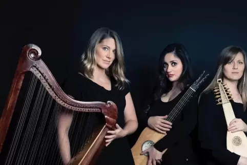  „sixty1strings“: das Trio mit Konstanze Kuß (Harfe), Negin Habibi (Gitarre) und Ekaterina Solovey (Mandoline) spielte in Wachen