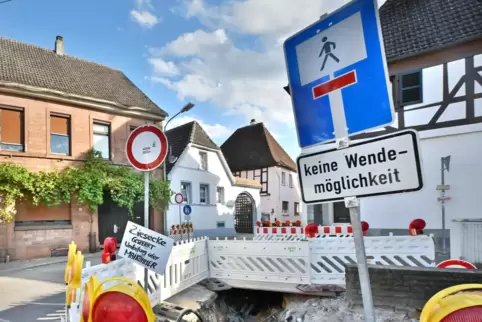 Noch ist auf der Weinstraße ales abgesperrt.