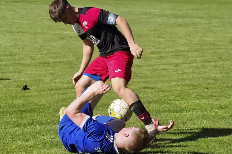 Auch in der Woche zuvor gegen die SG Oberarnbach hatte der SV Brücken zu kämpfen, hier Janik Huber (am Boden) und Nils Grüner. 