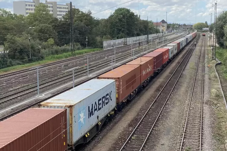 G&uuml;terz&uuml;ge in Richtung Norden m&uuml;ssen derzeit erst im Bahnhof Oggersheim rangieren, bevor sie ihre Fahrt auf der Strecke Mannheim-