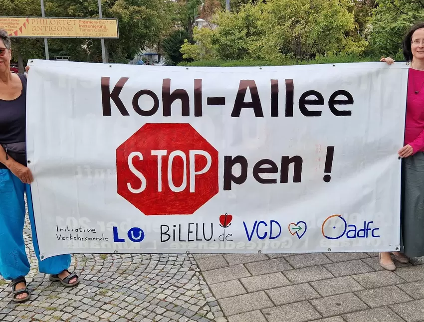 »Kohl-Allee stoppen«: Protestplakat vor dem Pfalzbau.