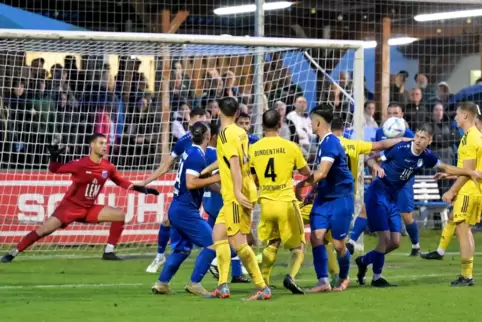 2:0-Führung verschenkt: Mechtersheim (blau) gegen Dudenhofen).
