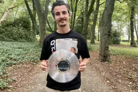 Hadi Hajdarevic mit der transparenten Vinylplatte seines Albums. Es gibt allerdings nur ein Exemplar davon. Die Musik kann sonst