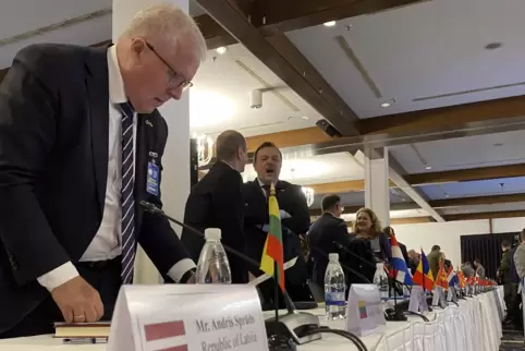 Der litauische Verteidigungsminister Arvydas Anušauskas (links) nimmt am Dienstag im Ramsteiner Konferenzsaal Platz.