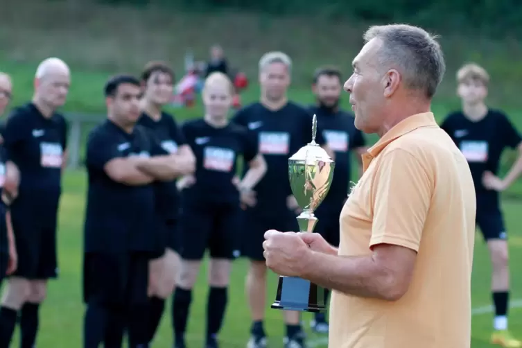 Bernd Burkhard &bdquo;schw&ouml;rt&ldquo; die beiden Teams ein, bevor der Ball rollt. 