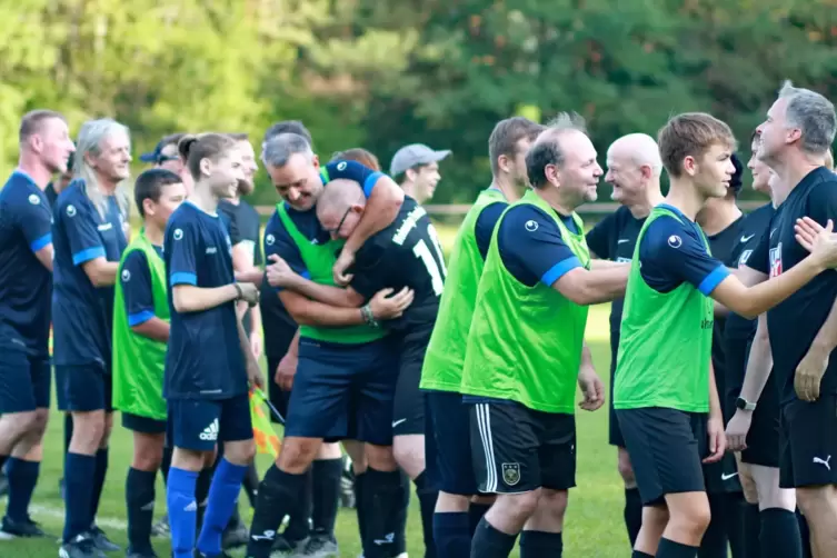 Fairplay vor, w&auml;hrend und nach dem Spiel zwischen dem FC Schindhard und der Pirmasenser Heinrich-Kimmle-Stiftung.