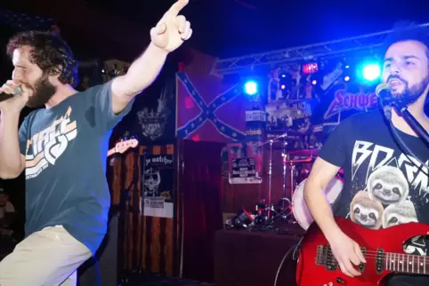 Denis Zimmermann (links) und Bora Karakus von Fistful of Rage im Jahr 2017 in der Rockkneipe Schwemme. 