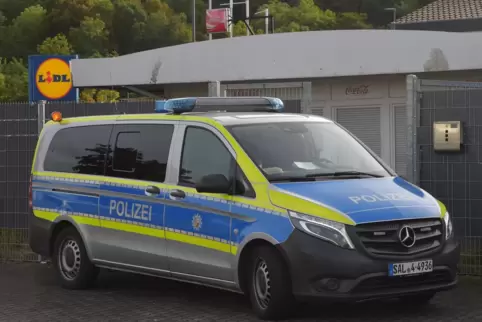 Ein Polizeiauto parkt neben der „Hate Bar“ in Dillingen, die am Dienstagmorgen auch durchsucht wurde. 