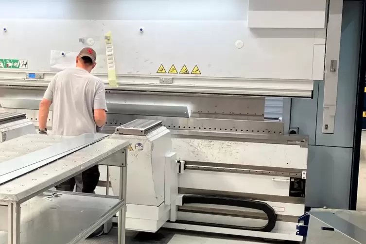 Vor dem Einbau in die Lagersysteme m&uuml;ssen Bleche in Form gebracht werden.