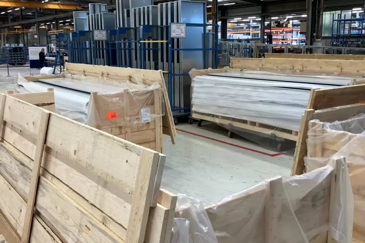Durchschnittlich neun dieser mehrere Meter langen Holzkisten werden ben&ouml;tigt, um eine Maschine zu verpacken.