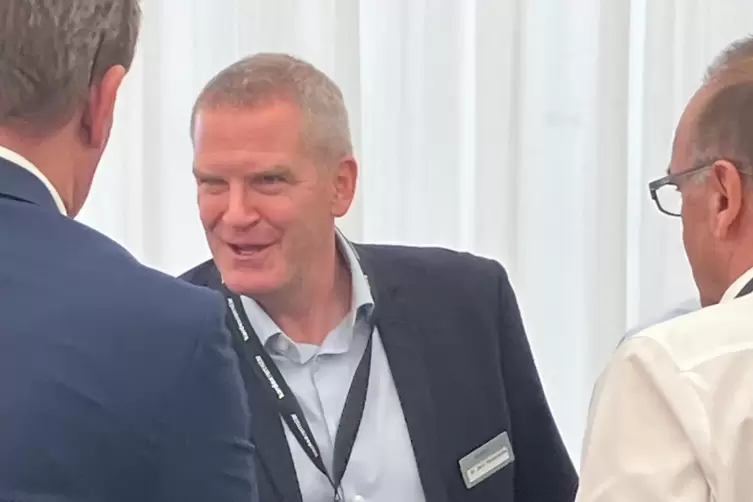 Besuch aus der Schweiz: Zum 75. Jubil&auml;um von Kardex in Bellheim kam auch der neue Vorstandsvorsitzende Jens Hardenacke (Mitte). 