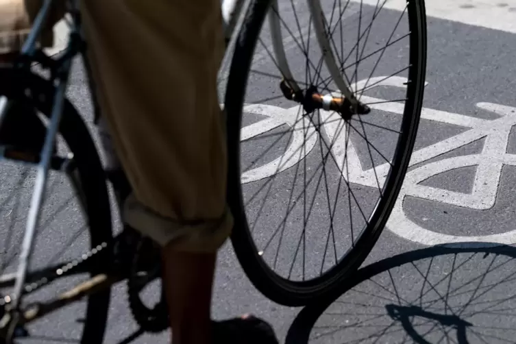 Fahrradwege in der Kritik: Die Stadt und der Landesbetrieb Mobilität arbeiten an Lösungen, wie Fahrradwege und das Wegenetz verb