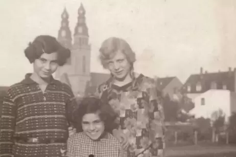 Vor den Türmen der Josephskirche: Flora und Ruth Heymann mit einer Freundin, um das Jahr 1930.