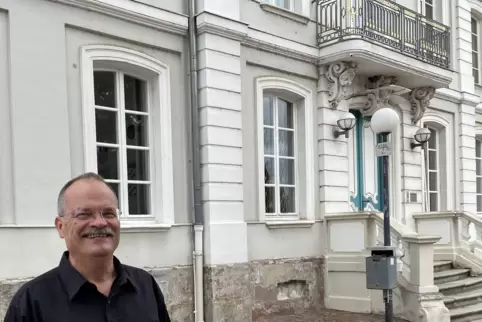 Manfred Hilgert vor dem Zweibrücker Amtsgericht, in dem er oft zu tun hat. 