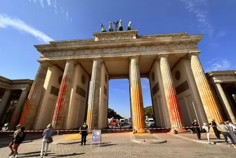 Warum Orange, warum überhaupt: Das Brandenburger Tot nach der jüngsten Aktion der Letzten Generation. Warum Orange, warum überhaupt: Das Brandenburger Tot nach der jüngsten Aktion der Letzten Generation.