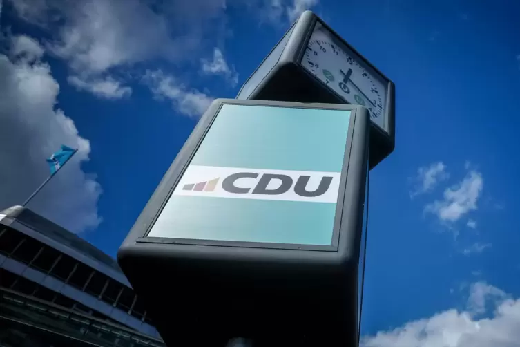 Die Uhr vor der CDU-Zentrale ist beim neuen Logo schon auf der Höhe der Zeit.