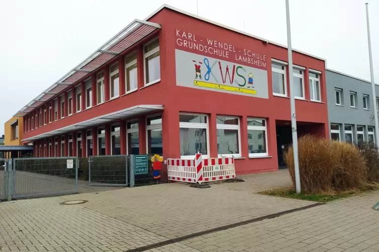 Der Hof der Karl-Wendel-Schule ist im Februar an einer Stelle abgesackt. 