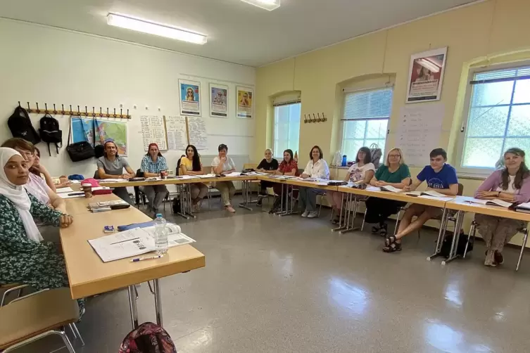 Die Kursteilnehmer des aktuellen Integrationskurses in ihrem Klassenraum in der Karl-Ritter-Schule in Kirchheimbolanden. Im Sept