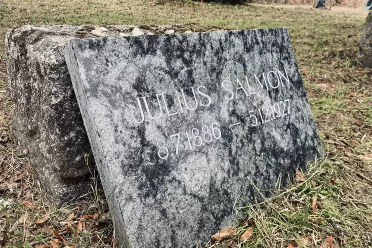 Erneuert: Grabplatte von Julius Salmon auf dem j&uuml;dischen Friedhof. 