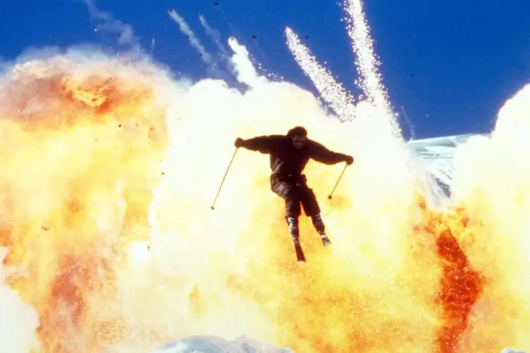 Eines der Markenzeichen der Bond-Filme sind spektakuläre Stunts, wie hier in „Die Welt ist nicht genug“ mit Pierce Brosnan. 