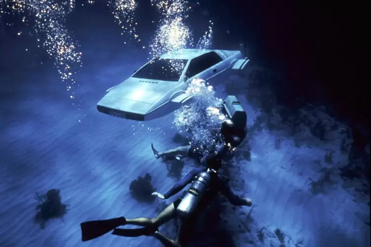 Technische Spielereien d&uuml;rfen nicht fehlen &ndash; wie der zum U-Boot umfunktionierte Lotus Esprit in &bdquo;Der Spion, der mich liebte&ldquo; mit