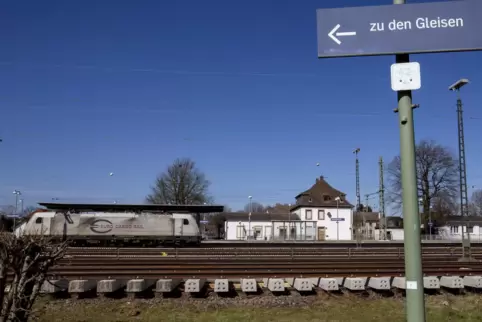 Am Bahnhof Einsiedlerhof gibt es keinen barrierefreien Zugang zu allen Gleisen.