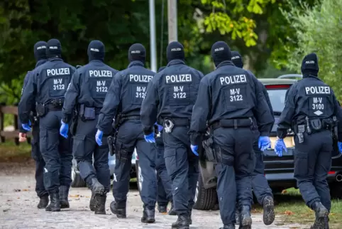 Polizisten bei der Verhaftung eines Rechtsextremisten in Mecklenburg-Vorpommern am Dienstagmorgen im Zusammenhang mit dem Hammer