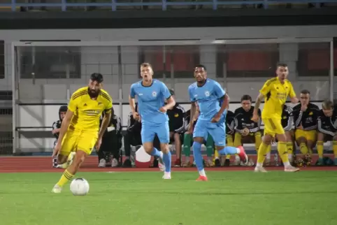 Zurück in der Anfangsformation: Tolga Barin (am Ball).