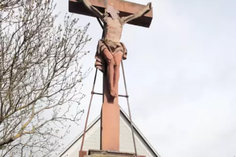 Bleibt noch länger kopflos: Christus am Wegkreuz.