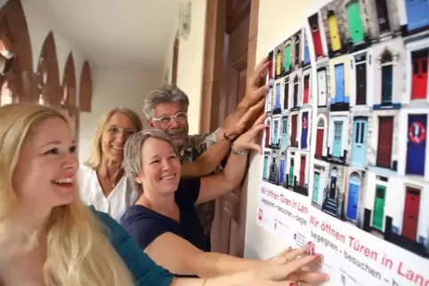 Die Türöffner mit ihren Plakaten (von links): Elisabeth Traunmüller, Angelika Kemmler, Susanne Poerschke und Jürgen Leonhard. 