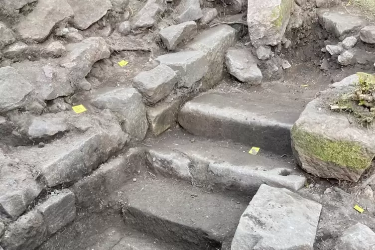 Das Grabungsteam hat eine Treppe freigelegt. 