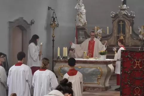 Der Altarraum der Kirche im Vorort Eppstein, hier beim Patronatsfest im August, soll nach einem Vorschlag des Fördervereins künf