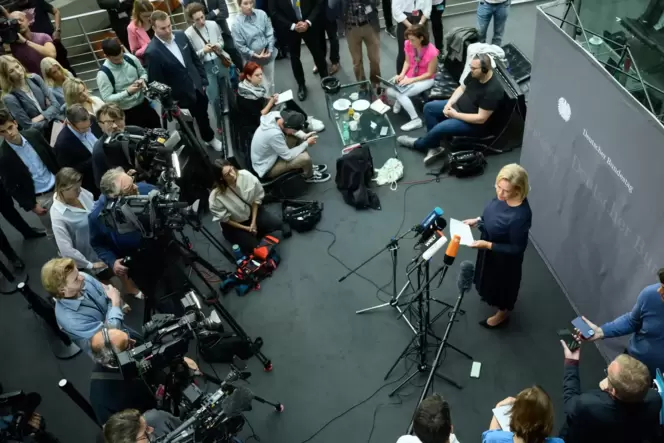Musste sich vor dem Innenausschuss des Bundestages rechtfertigen: Bundesinnenministerin Nancy Faeser (SPD) am Mittwoch nach der