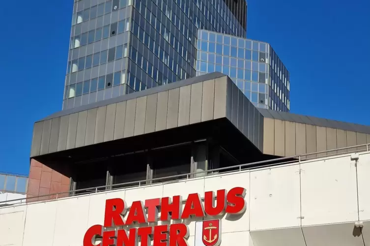 Das 1979 eröffnete Rathaus-Center mit einst 65 Läden ist seit Ende 2021 geschlossen. Der ganze Komplex wird abgerissen. In dem ü
