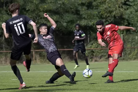 Massimo Rabia streckt sich vergebens, im Hintergrund beobachtet Arminia-Kapitän Alilou Savadogo die Szene. 