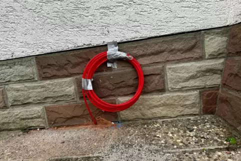 So sieht es aus, wenn die Glasfaserleitung bis zur Fassade, jedoch noch nicht in den Keller des Hauses gelegt wurde. 