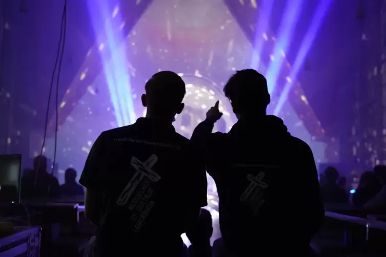 Die Jugendgruppen engagieren sich im d&ouml;rflichen Leben, hier eine Lichtershow in der Kirche der Messdiener.