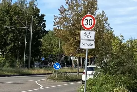 Die Tempo-30-Zone beginnt jetzt erst auf Höhe des Dorschbergzentrums und ist zeitlich beschränkt. 